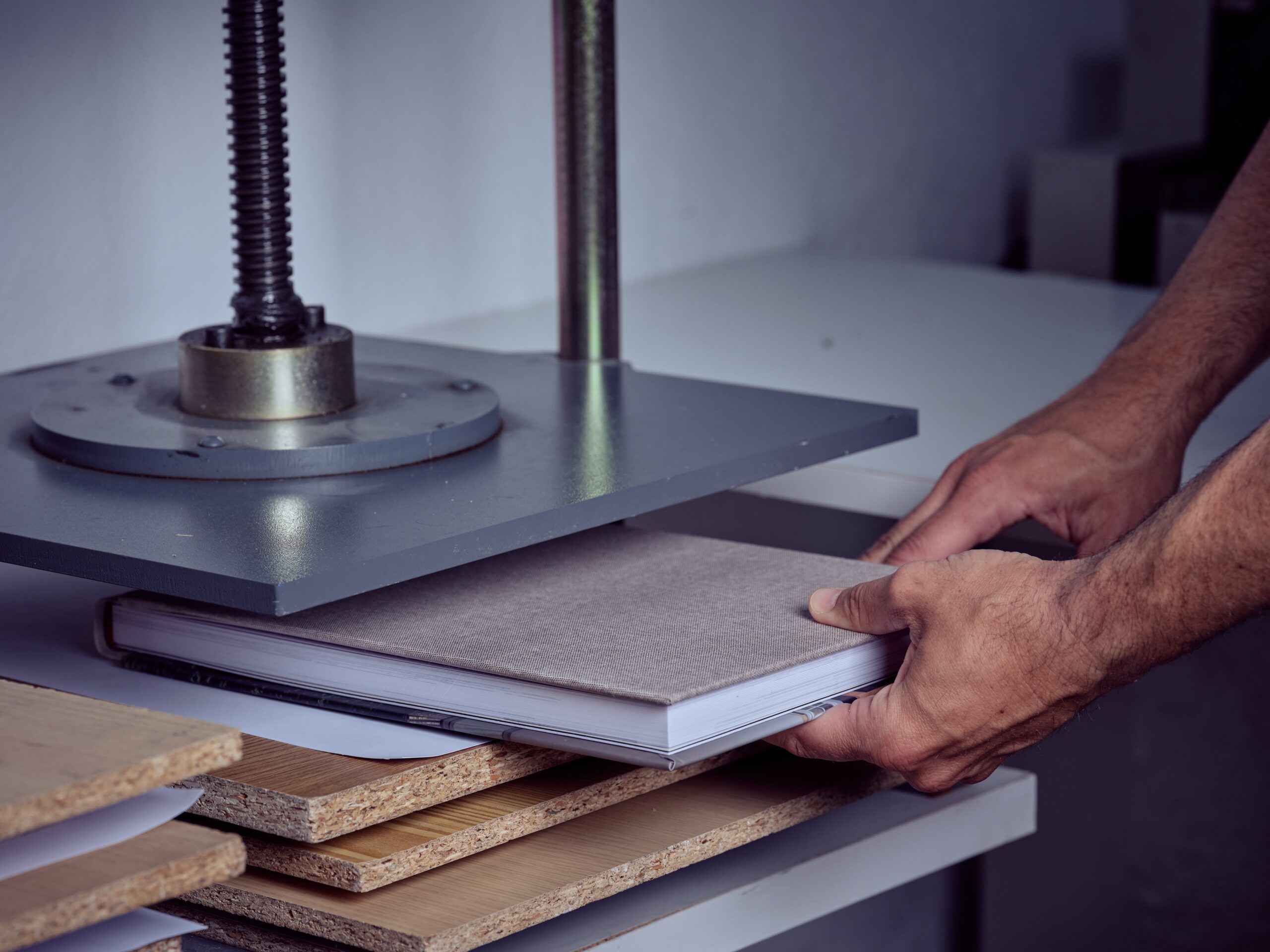 Výroba barev pro děti a školních pomůcek